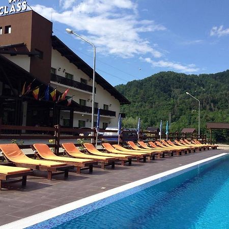 Hotel Class Brezoi Bagian luar foto