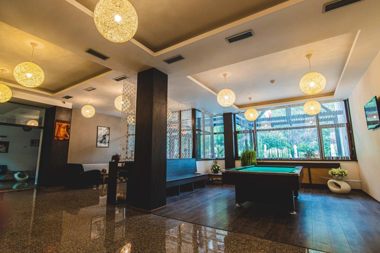 Hotel Class Brezoi Bagian luar foto