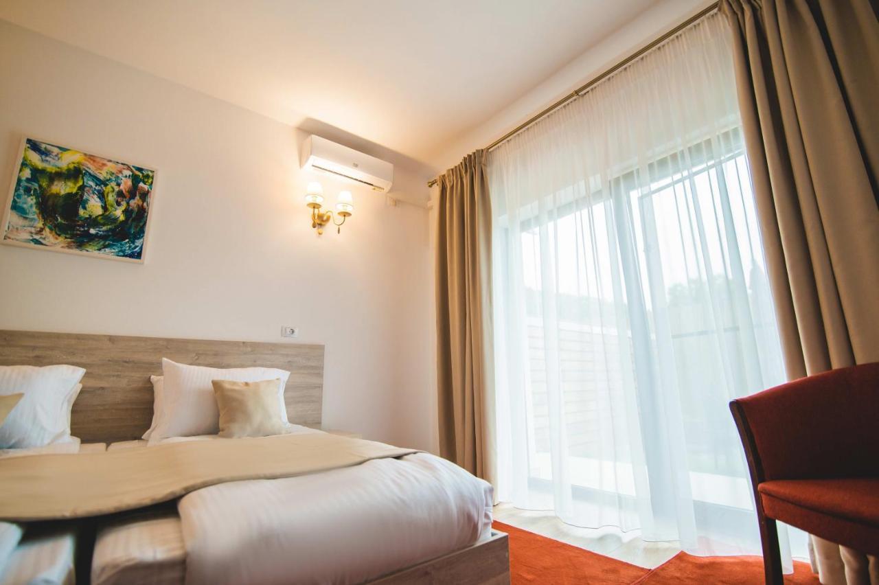 Hotel Class Brezoi Bagian luar foto
