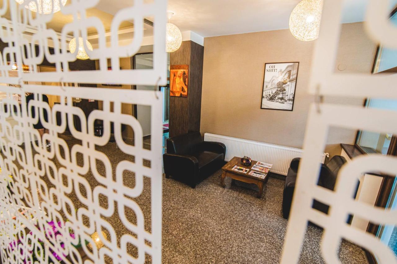 Hotel Class Brezoi Bagian luar foto