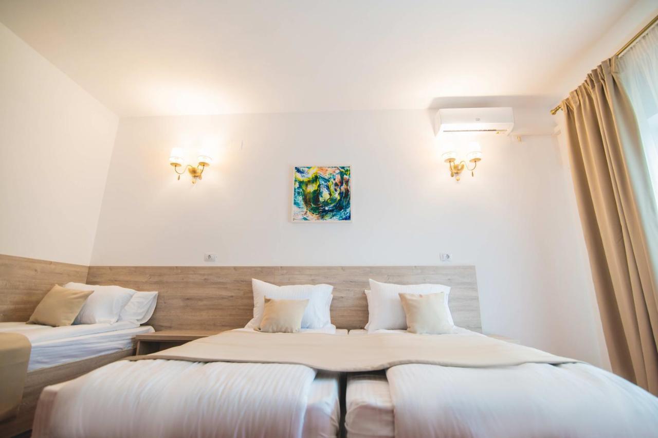 Hotel Class Brezoi Bagian luar foto