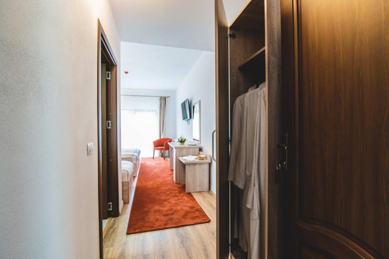 Hotel Class Brezoi Bagian luar foto