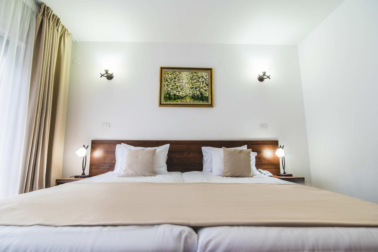 Hotel Class Brezoi Bagian luar foto
