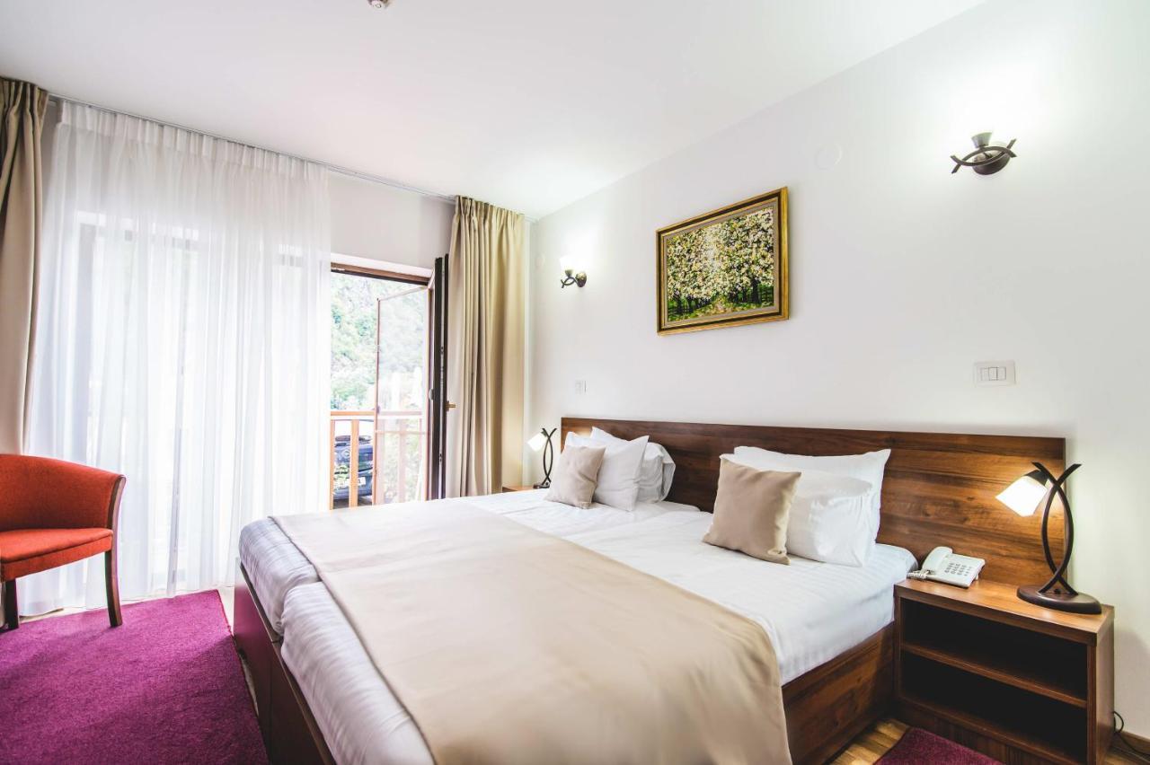 Hotel Class Brezoi Bagian luar foto