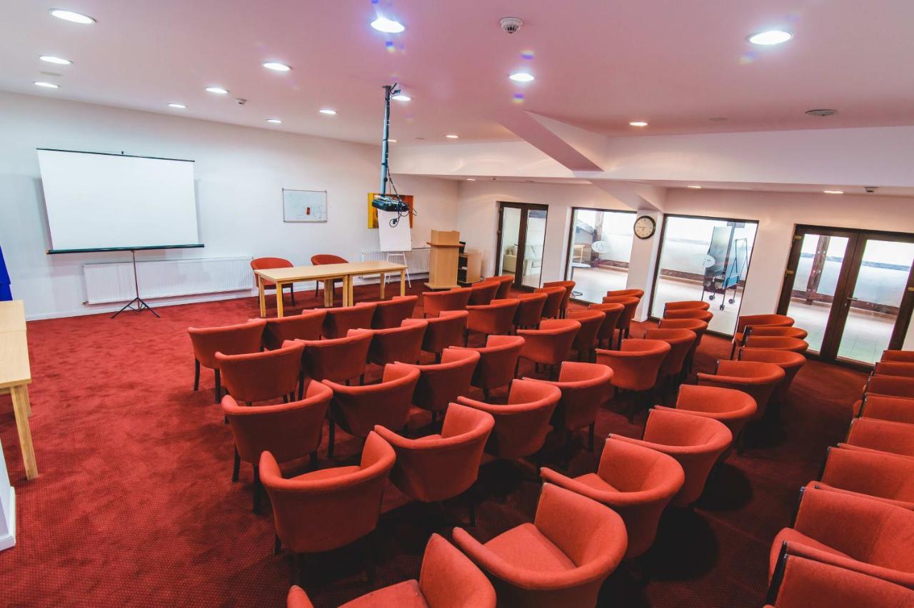 Hotel Class Brezoi Bagian luar foto