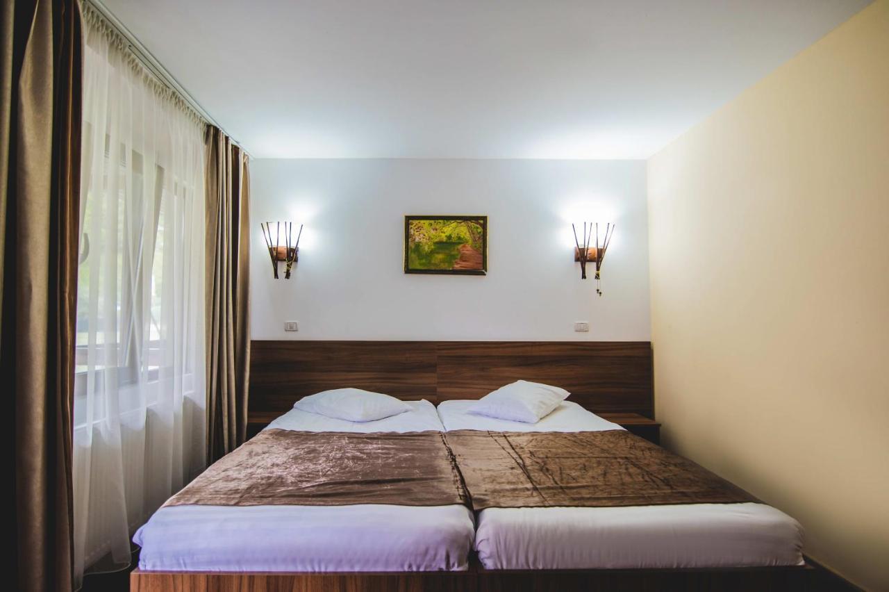 Hotel Class Brezoi Bagian luar foto