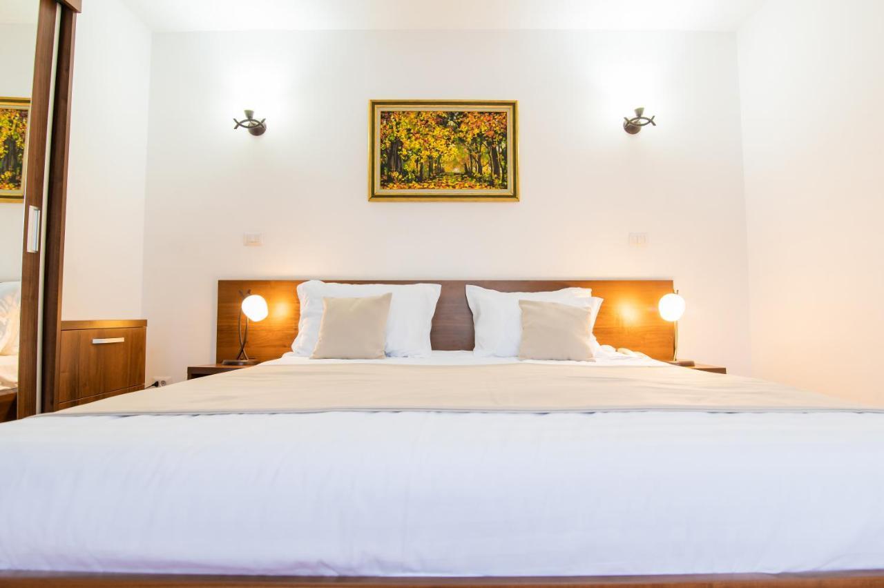 Hotel Class Brezoi Bagian luar foto
