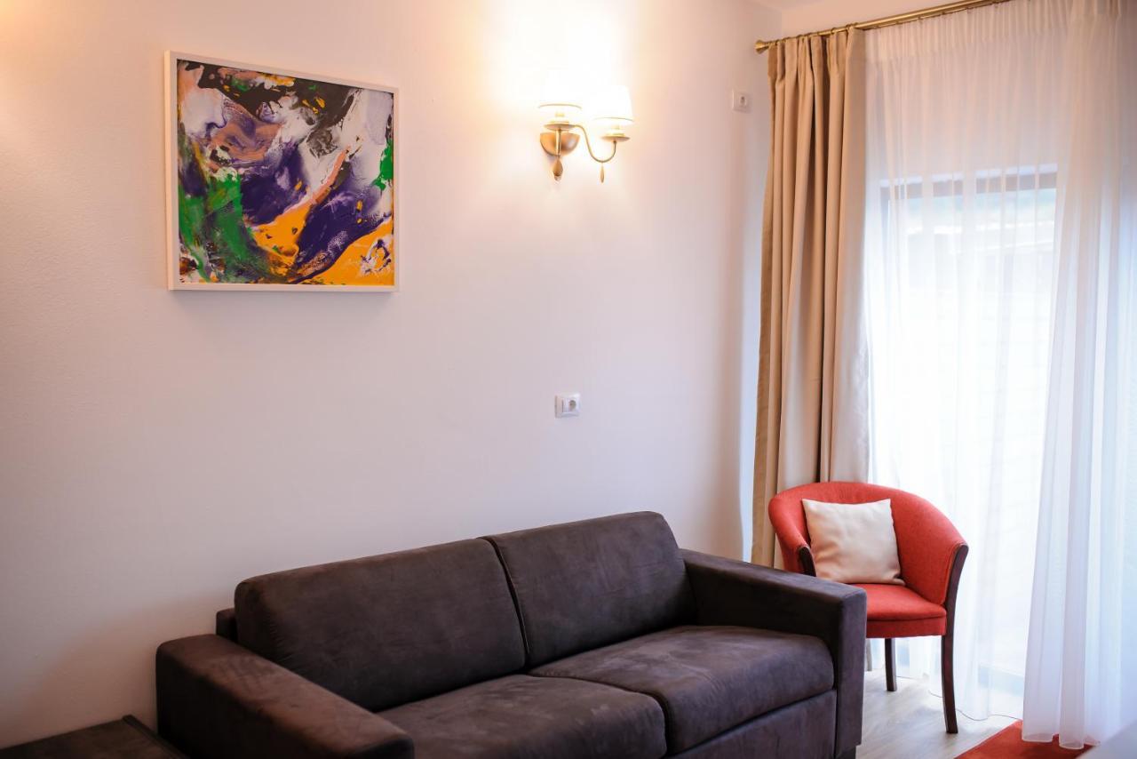 Hotel Class Brezoi Bagian luar foto