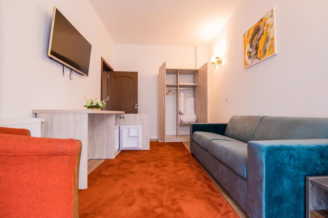 Hotel Class Brezoi Bagian luar foto