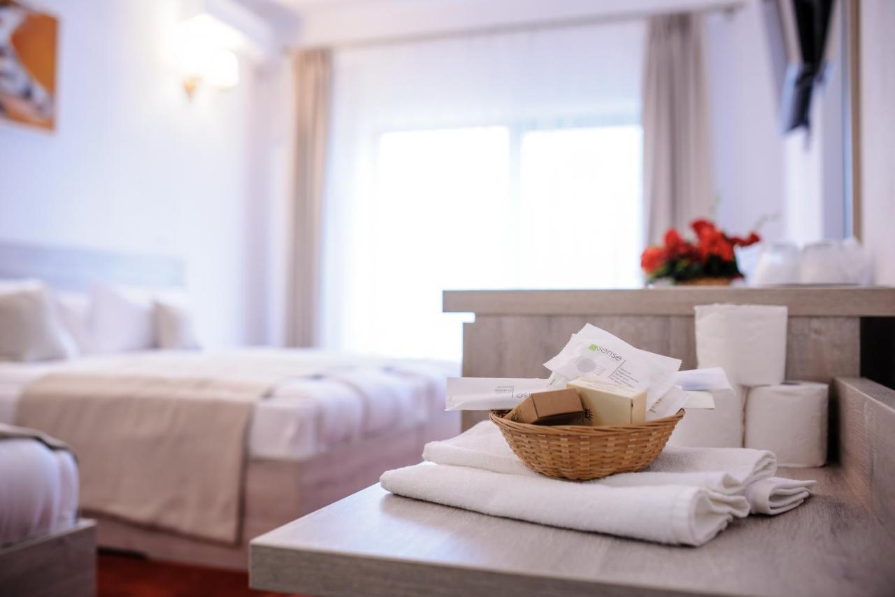Hotel Class Brezoi Bagian luar foto