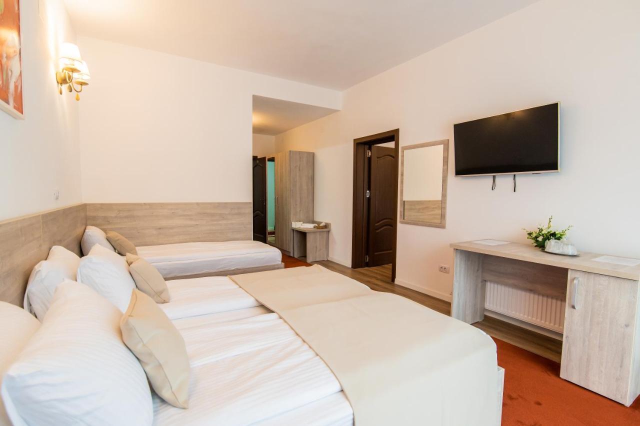 Hotel Class Brezoi Bagian luar foto