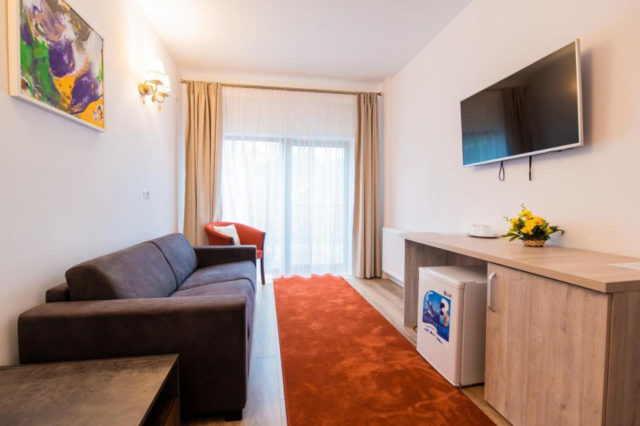Hotel Class Brezoi Bagian luar foto
