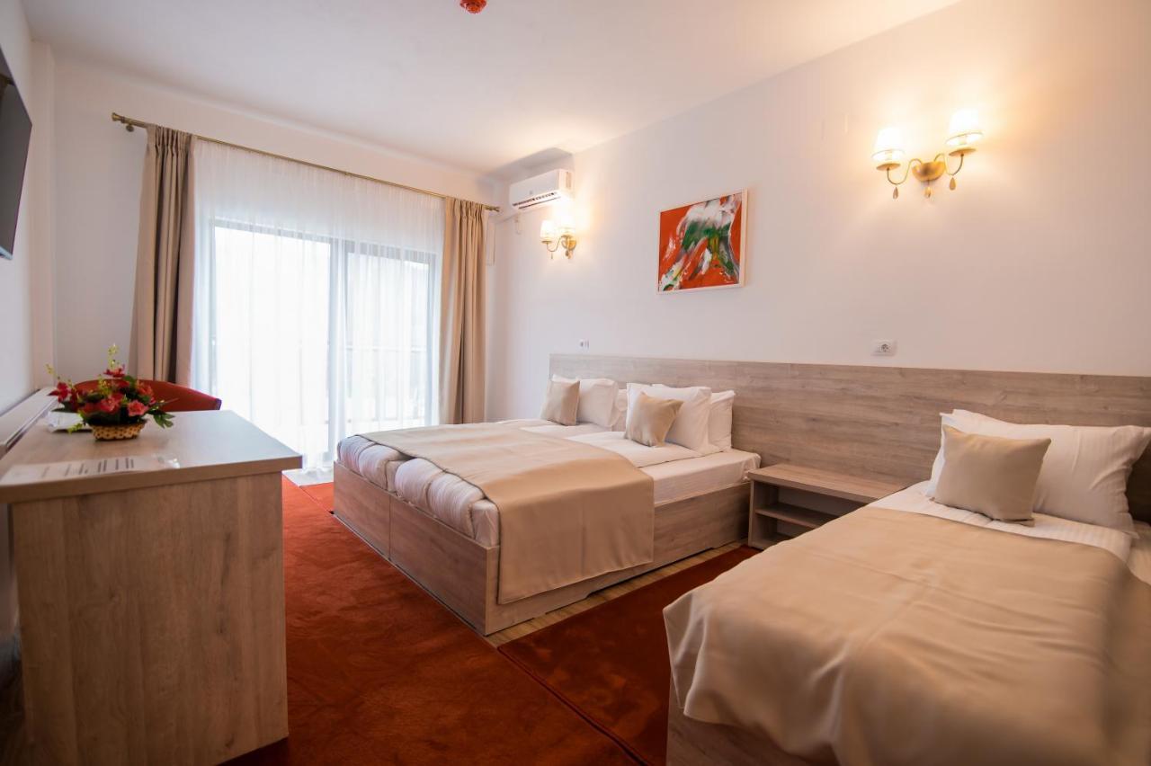 Hotel Class Brezoi Bagian luar foto