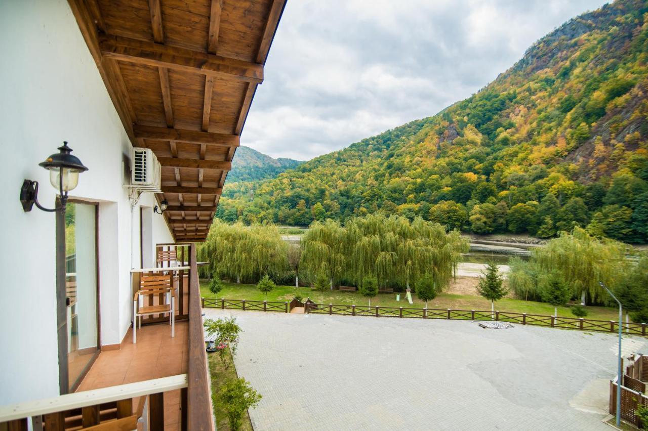 Hotel Class Brezoi Bagian luar foto