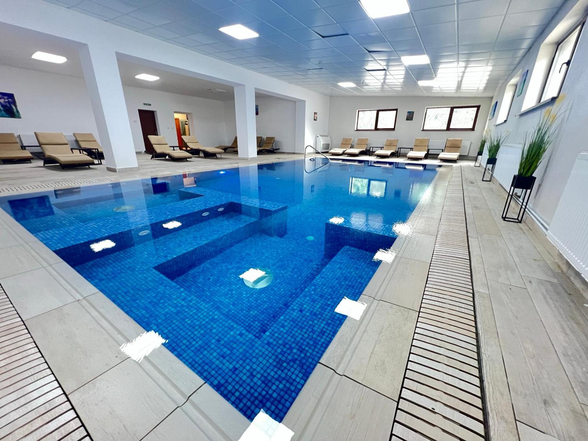 Hotel Class Brezoi Bagian luar foto