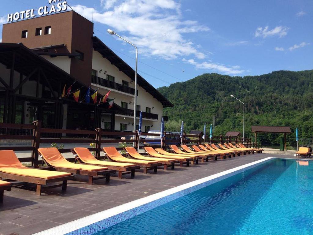 Hotel Class Brezoi Bagian luar foto