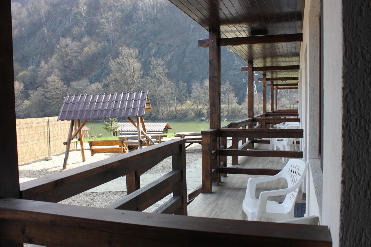 Hotel Class Brezoi Bagian luar foto